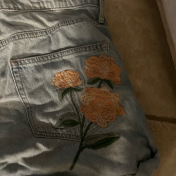 GAP jean shorts with embroidered back pocket. - Picture 12 of 12